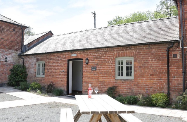 WOODSIDE COTTAGE, pet friendly, character holiday cottage in Kerry