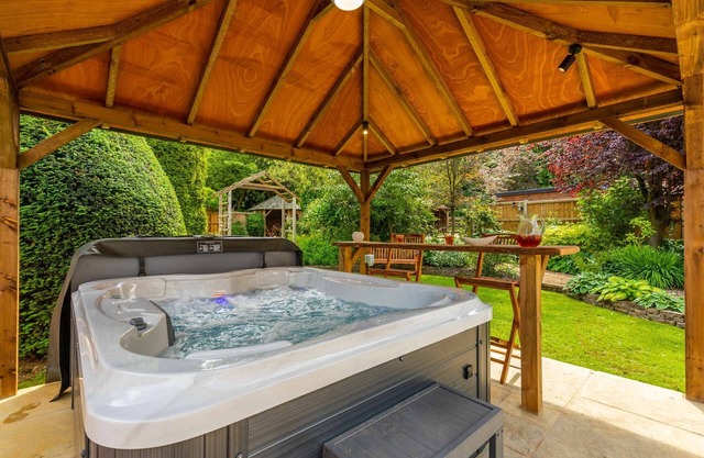 Woodside House | Stunning 7 bedroom property with a hot tub!