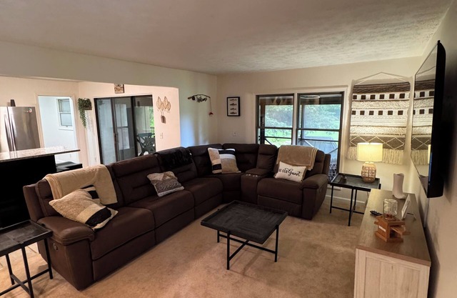 Woodson Bend 3 BR Condo, with Pool, AC, WiFi, Golf Course, Restaurant