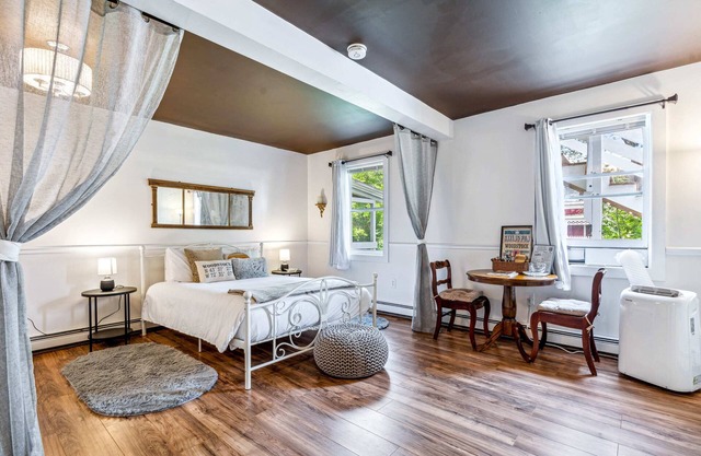 Woodstock Suite | 10 Min to Mountains |A/C| Hiking