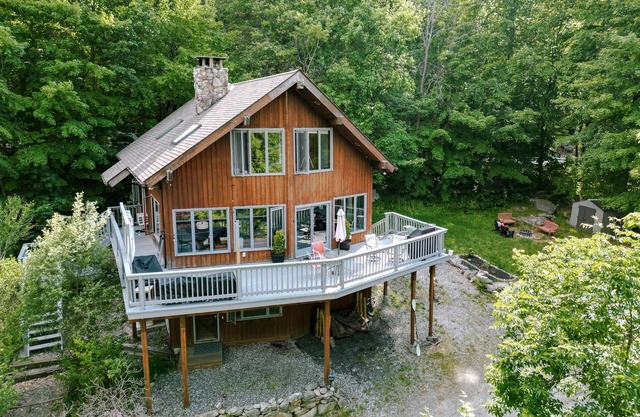 Woodstove, firepit, lakeviews and access to lake, hiking trails, large terrace!