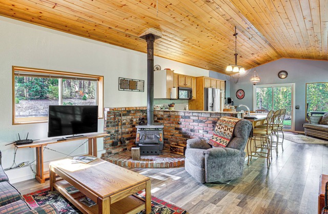 Woodsy Cabin Retreat ~ 4 Mi to Crescent Lake!