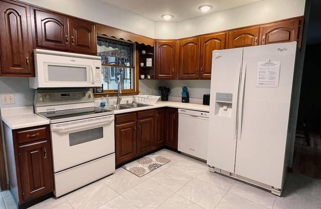 Woodsy Retreat+Hot Tub+Game Room+Ideal Location