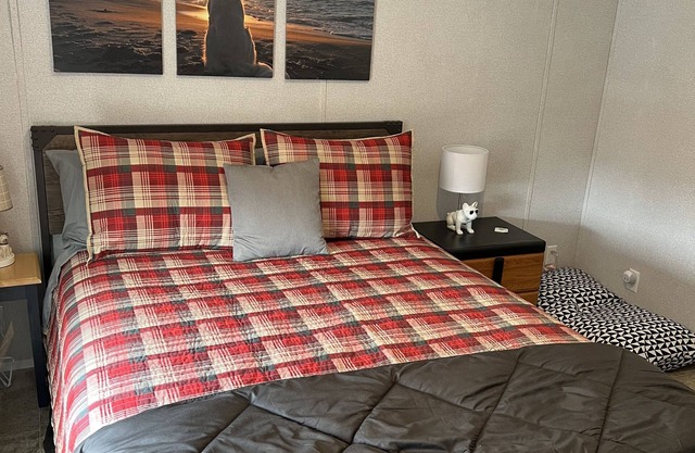 "Woof" Lodge minutes from the Beach and Redwoods