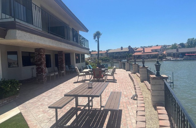 WORK and PLAY. Beautiful, Spacious LakeFront home located in Victorville Ca.
