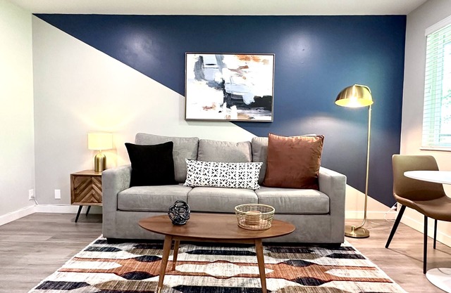 Work Here Remodeled Kitchen Fast WiFi King Bed Walk Downtown Parking
