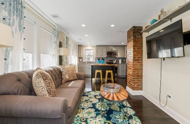 Work & Relax in KC: Comfortable 2nd Floor Apt (2BR/2BA)| Near Plaza