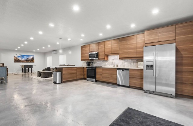 Work remotely. Blazing fast WiFi, stocked kitchen, laundry. Great location.