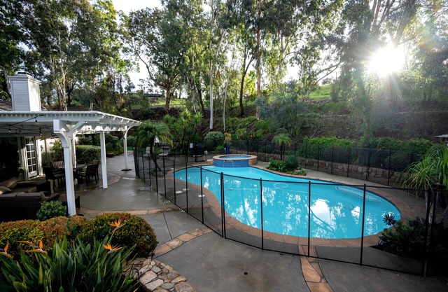 Working Avocado Grove: Spacious 4-bedroom with Pool, Spa & Pickleball Court
