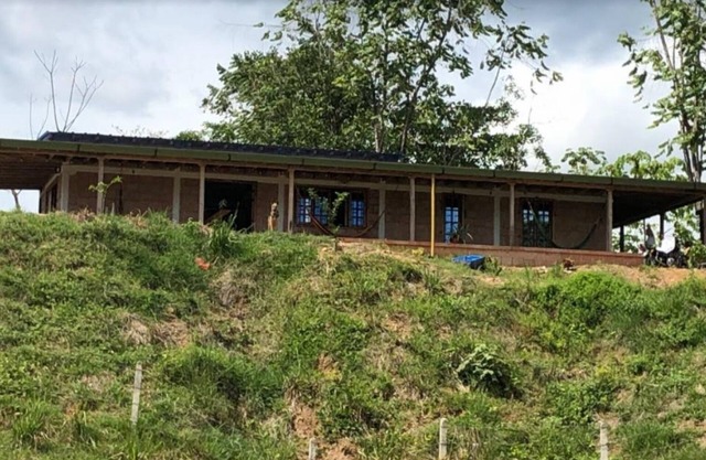 Working126 hectares (roughly 300 acres) cattle ranch/finca provided with horses.