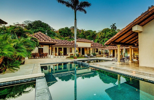 Weltklasse Flamingo Beachfront Villa mit 5 Poolside Schlafzimmer Suiten !!