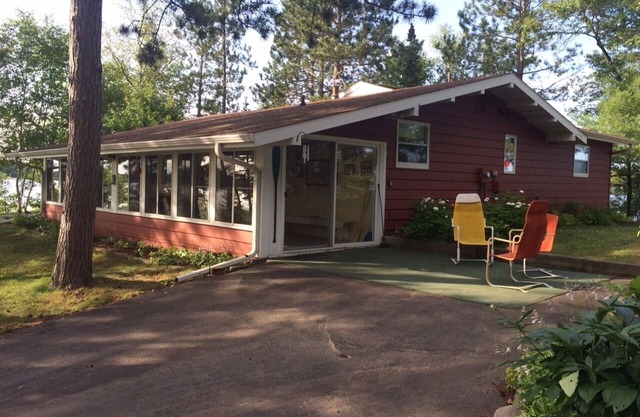 Weltklasse-Umgebung, Cottage auf der Halbinsel, umgeben vom Nokomis-See