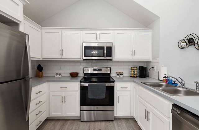 Worlds of Fun Retreat: 4BR Home K n Q BD Sleeps 10