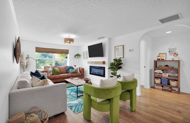 WOW 4 blocks to beach w/ Unique POOL! 3min walk to local coffee/shops/playground