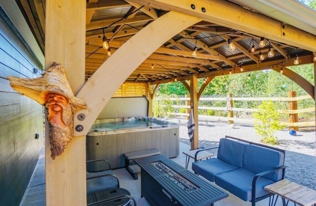 WOW Hidden Meadows Retreat - Private Hot Tub