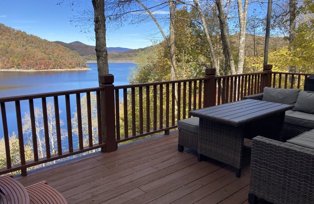 Wow! Lake Nantahala Smoky Mountain Cabin with Boat Dock, Hot Tub & Firepit!