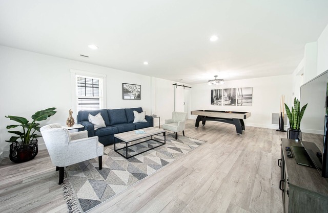 WOW! New 4bd Beach Chic, Xlnt Location! Walk2Town, Beach, Restaurants & Marina!!