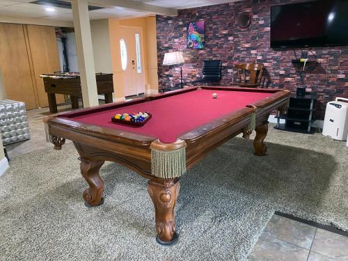 WOW! Ultimate Pocono Retreat, Hot Tub, Game Room, Deck, Lakes, Skiing, Pools