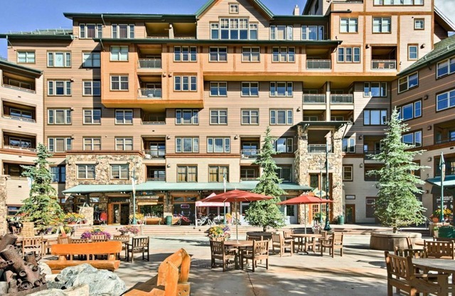Winter Park Base! Zephyr Mtn Lodge 1BR Ski In-Out Condo, nur wenige Schritte von der Gondel!