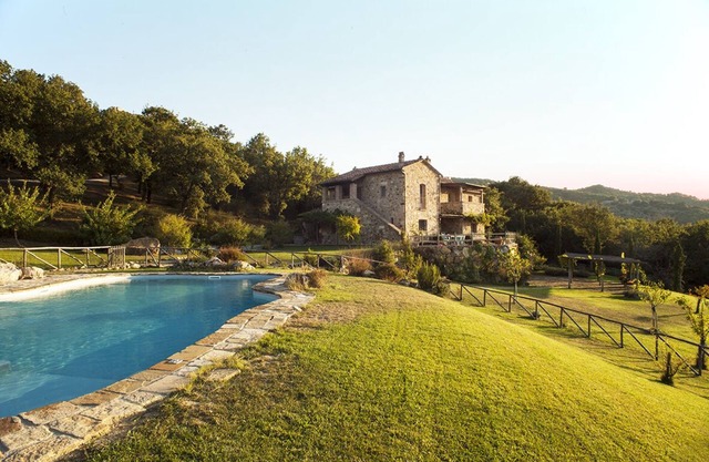 Villa von Olivenbäumen und Wiesen mit Blick auf das Tal von Bagno Vignoni umgeben