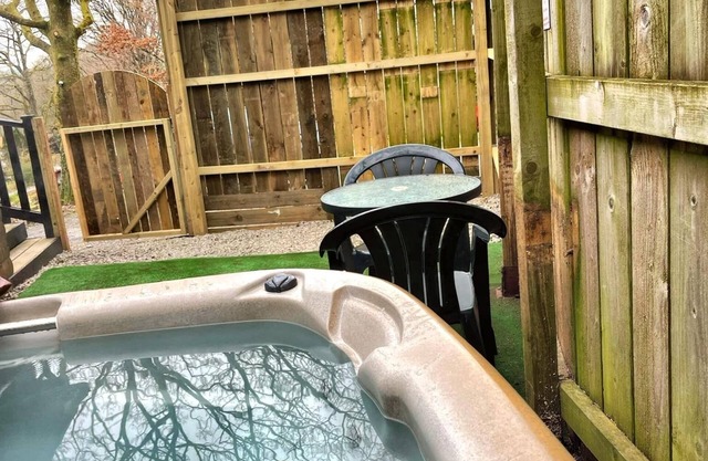 Zaunkönig 23-Hot Tub-Woodland Lodges-Tenby-Pembroke