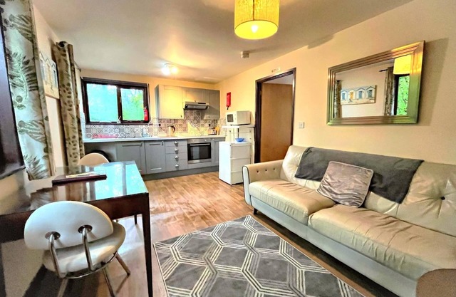 Zaunkönig 8-Hot Tub-Woodland Lodges-St. Clears-Carmarthen-Tenby