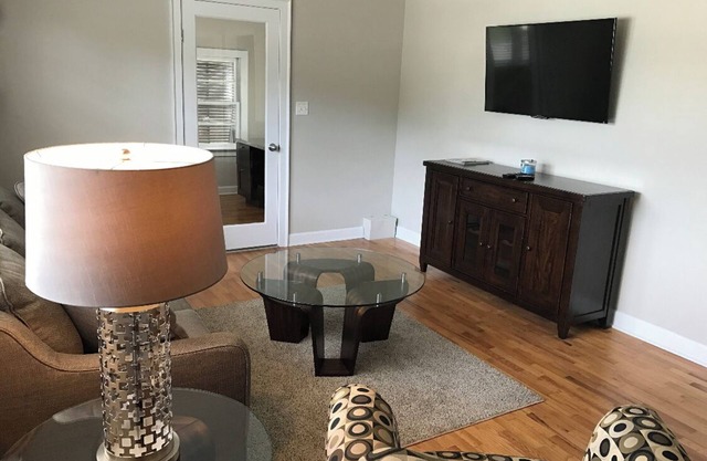 Wrightsville Ave Beach Cottage - with HUGE Fenced In Backyard - Pet Friendly