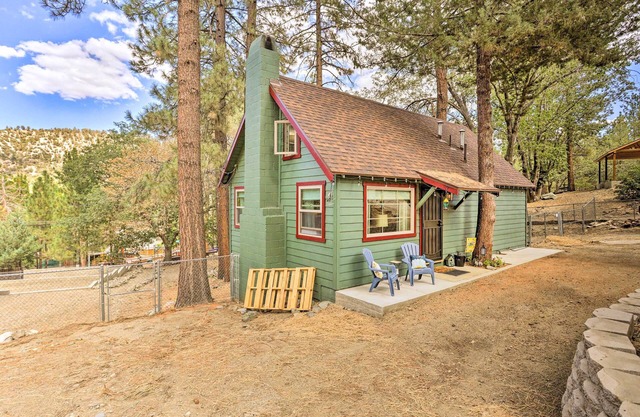 Wrightwood Cabin w/ Cozy Interior!