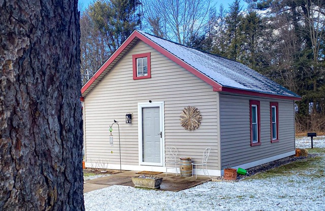 Writers Retreat/ Cozy Cottage w/ beautiful fire pit and backyard in Tillson, NY
