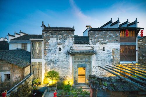 Wuyuan Jiwei Mountain Lodge (Sixi-Yan Village Scenic Area)