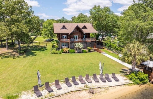 Wyboo Lakefront Premier: Log Cabin on the Water!