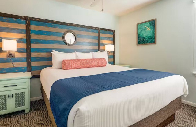 Wyndham 2-BedRm condo in SD Mission Valley area w/kitchen, dining & living room.