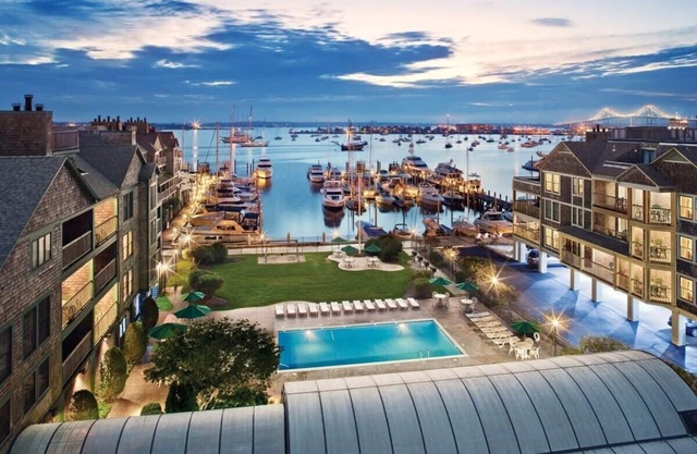 Wyndham Newport Onshore|1BR/1BA Balcony King Suite