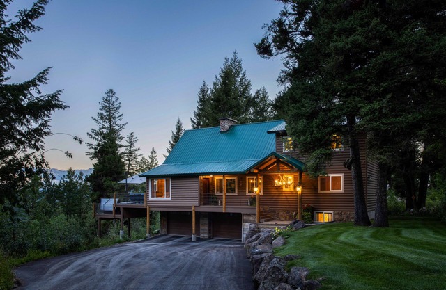 Wyoming Cabin w/ Hot Tub & Mountain-View Deck