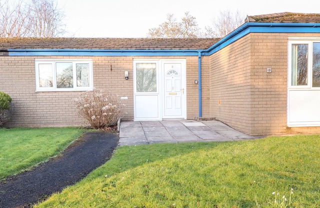 WYRESIDE, pet friendly, character holiday cottage in Garstang