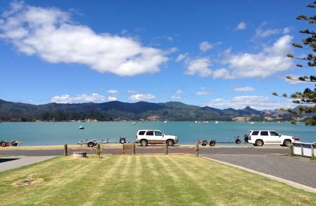 Wyuna Bay Waterfront Bach - Coromandel Harbour