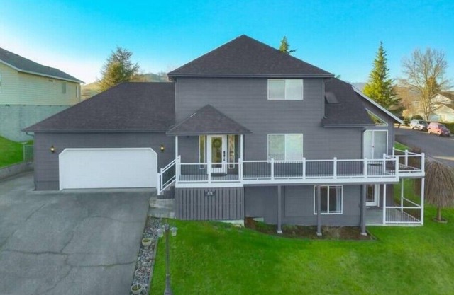 Xenia House-Roseburg Retreat with a View! Near Wildlife Safari