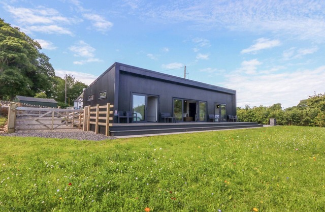 Y CWT, family friendly, with a garden in Moelfre