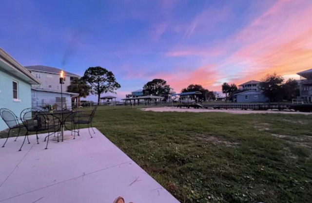 Y Worry! Old Florida Waterfront! Beach, bike trails, boat ramp, fish, & fire pit