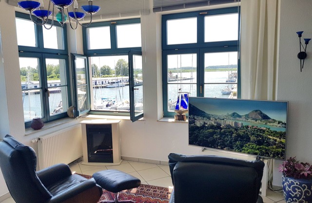 Yachthafenidyll, Einzelbalkon direkt am Wasser, 2 Schlafz - Ferienwohnung