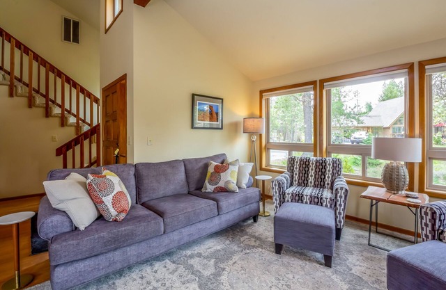 YANK01 - Cozy Home, Gas Fireplace, Dog Friendly