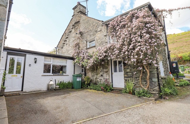 YANWAY COTTAGE, pet friendly, with open fire in Troutbeck Bridge
