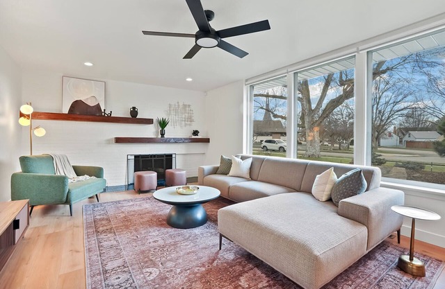 Yard w/ fire pit & grill, king bed, light filled