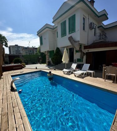 Yeşil Panjurlu Bahçeli Villa