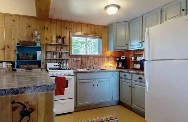 Year-round 3-bedroom WATERFRONT Windham cabin with WiFi