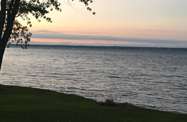 Das ganze Jahr über Schönheit und Ruhe in diesem Haus am See mit Steg.