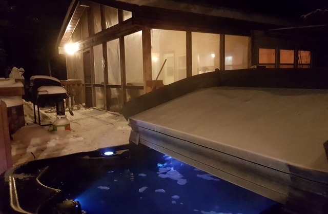 Year Round Cabin Victoria Beach! Hot tub,Isolated Quiet escape your worries