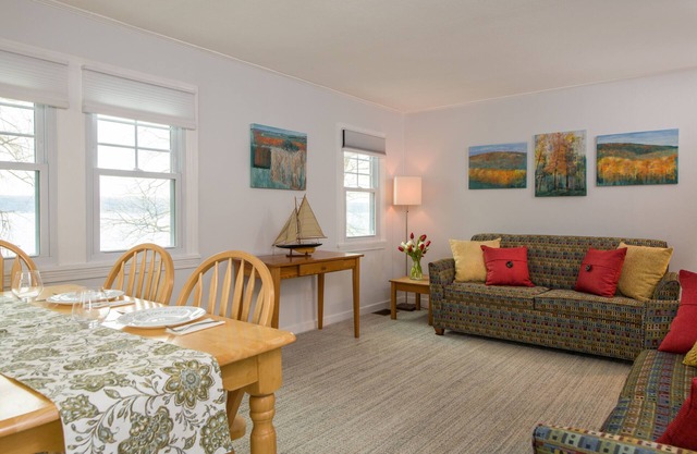 Das ganze Jahr über Cayuga Lakefront mit einfachem Zugang zu Haus und See