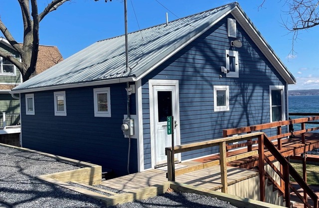 Year-round Charm on Lakefront Cottage