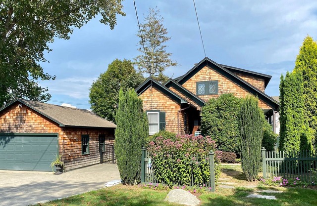 Year Round Cottage in GLP with Water Views
